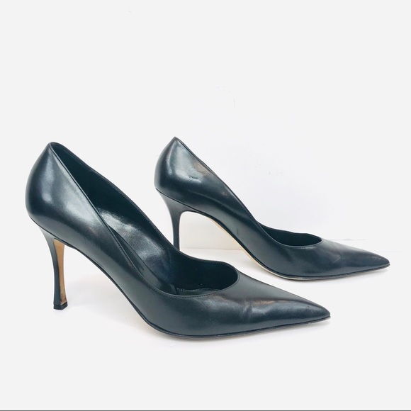 *Classic Black Manolo Blahnik Pumps* - Picture 4 of 11